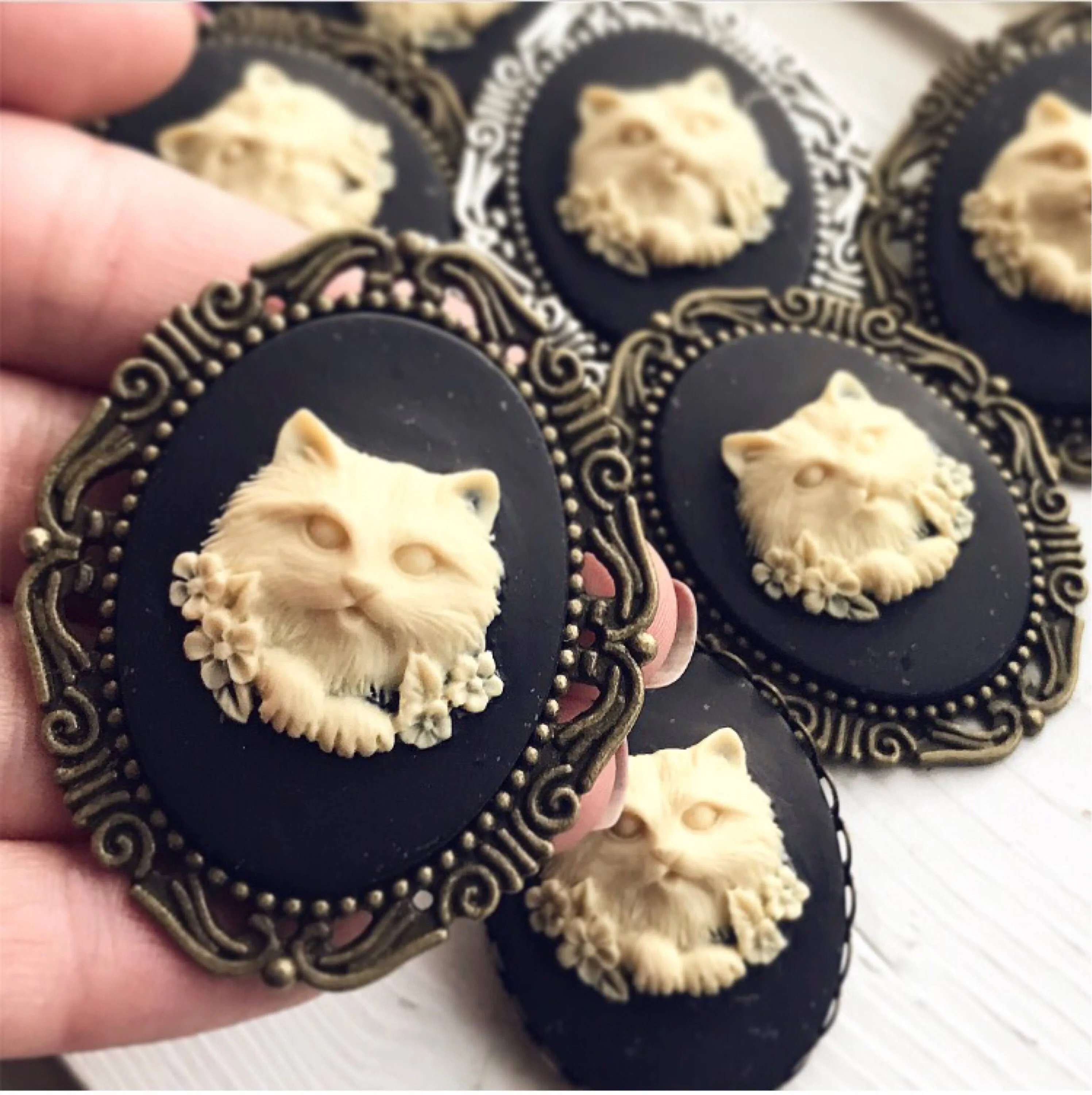Cat Cameo Brooch in Bronze Large Size