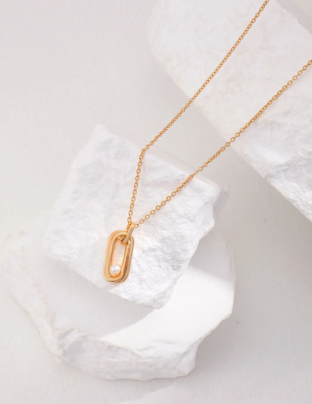 Oval Line Twisted Pearl Pendant Necklace